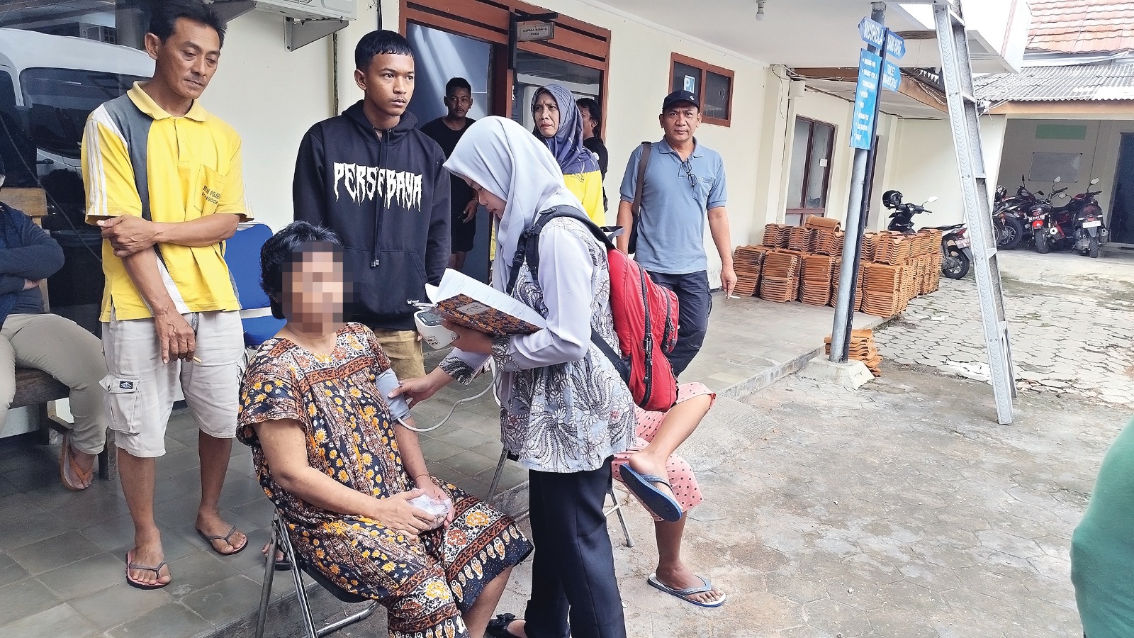 Petugas mengecek tekanan darah ODGJ sebelum dikirim ke RSJ Menur