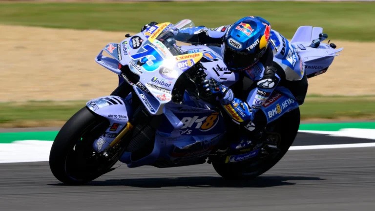 Latihan bebas hari Jumat untuk MotoGP Inggris 2025 di Sirkuit Silverstone menghadirkan kejutan besar. Alex Marquez dari tim BK8 Gresini Ducati sukses merebut posisi tercepat.
