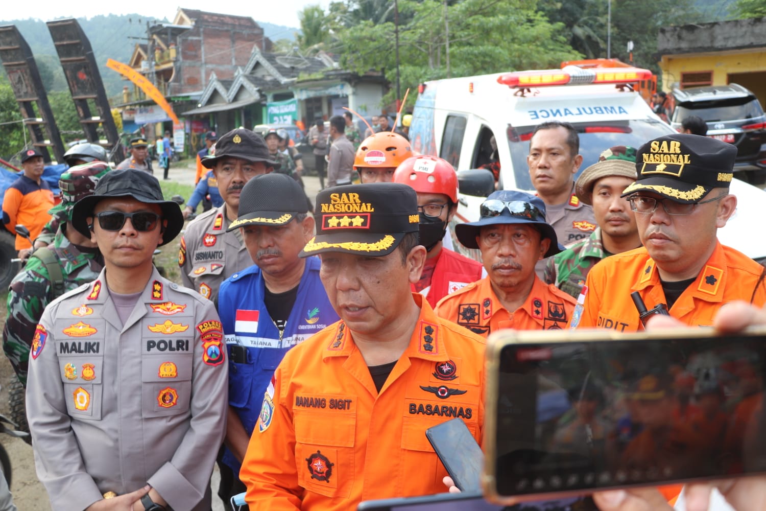 Tim SAR gabungan, berhasil menemukan korban longsor