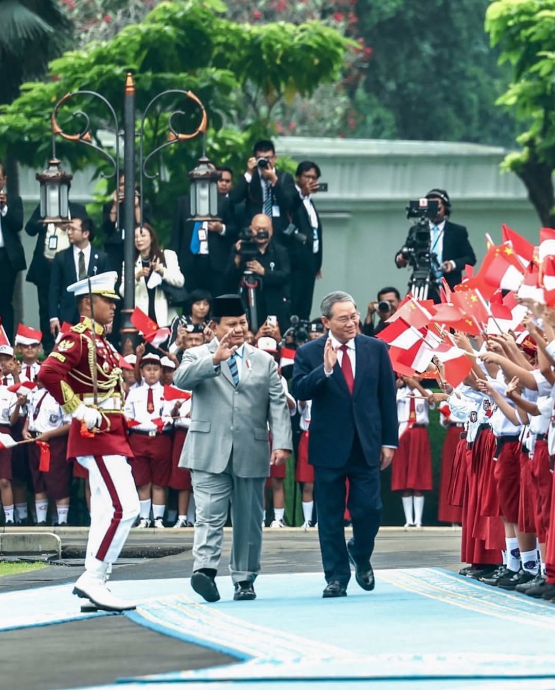 Pesiden Prabowo Subianto menyambut kedatangan PM Li Qiang di Isntana Merdeka.