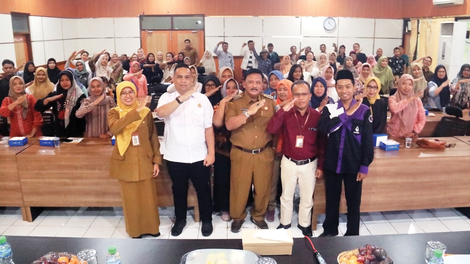 Bupati Nganjuk dan Direktur BPR Anjuk Ladang foto bersama peserta pelatihan UMKM