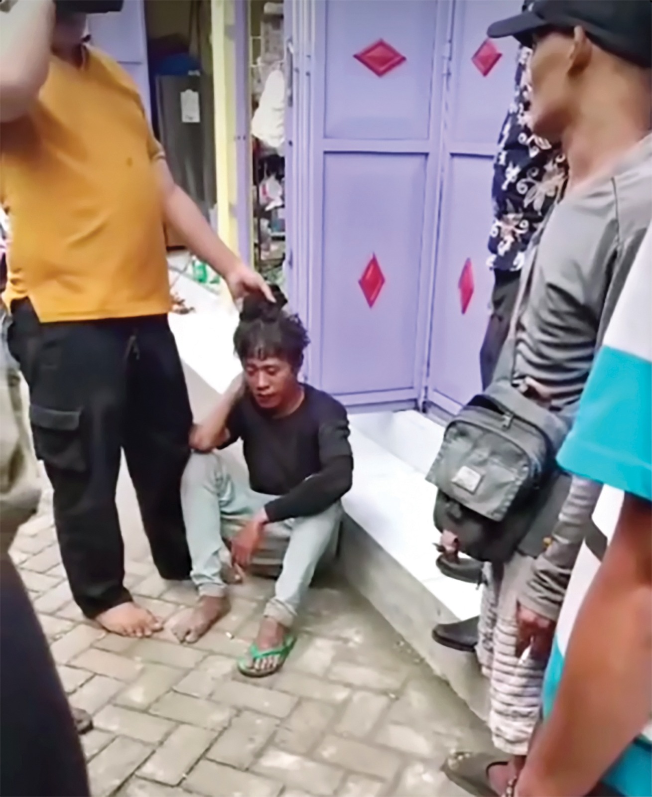 Potingan video saat Sunaji diamuk massa