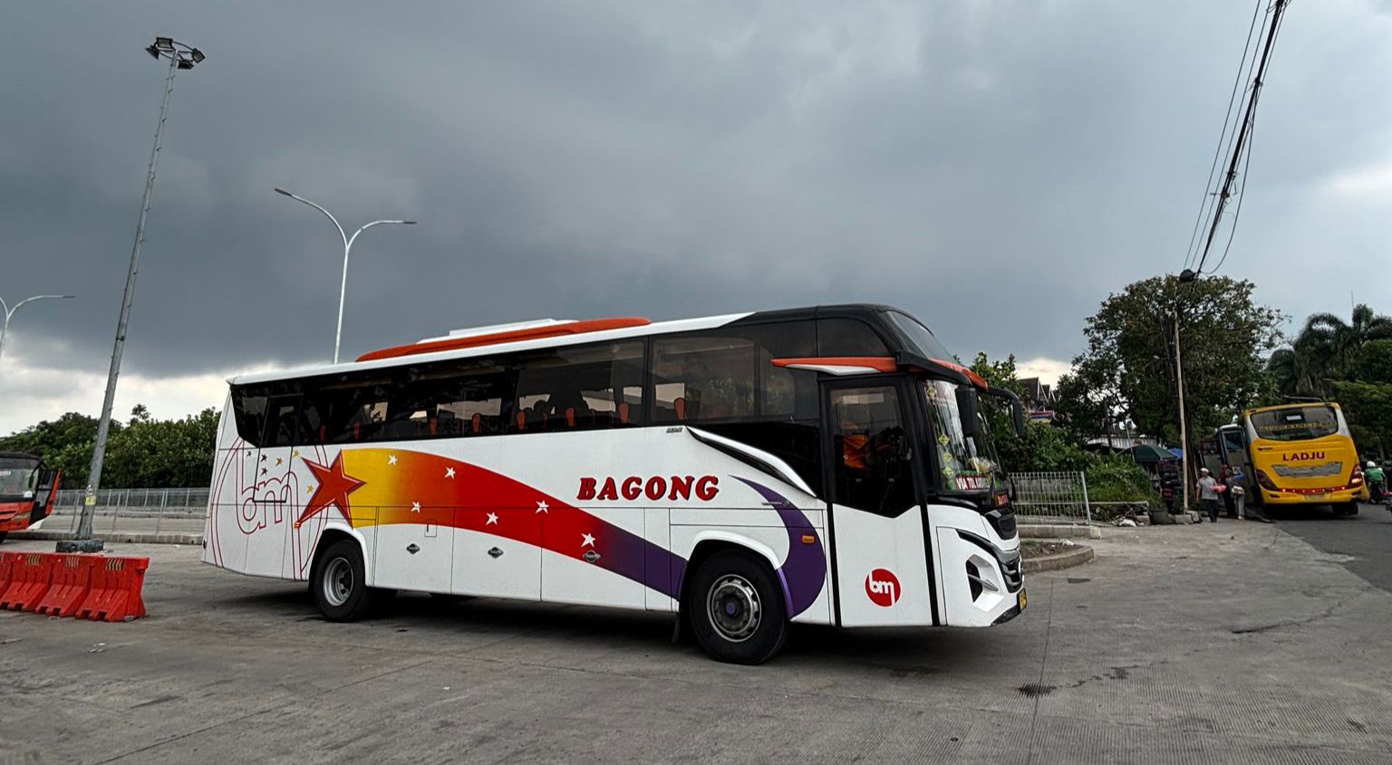Bus Bagong yang sedang terpakir.