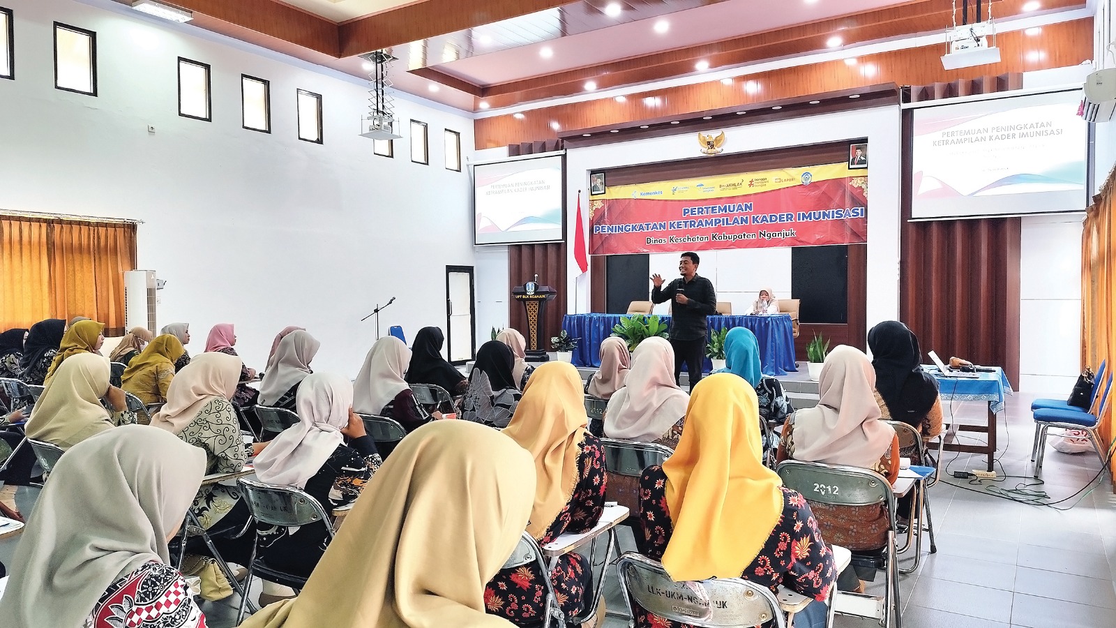 SOSIALISASI IMUNISASI: Dinas Kesehatan Kabupaten Nganjuk menjelaskan manfaat imunisasi untuk balita pada kader, Dinkes target semua balita diimunisasi.