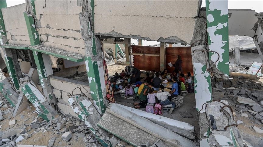 Anak-anak di Gaza bersekolah di salah satu gedung yang sudah hancur karena serangan dari Israel.
