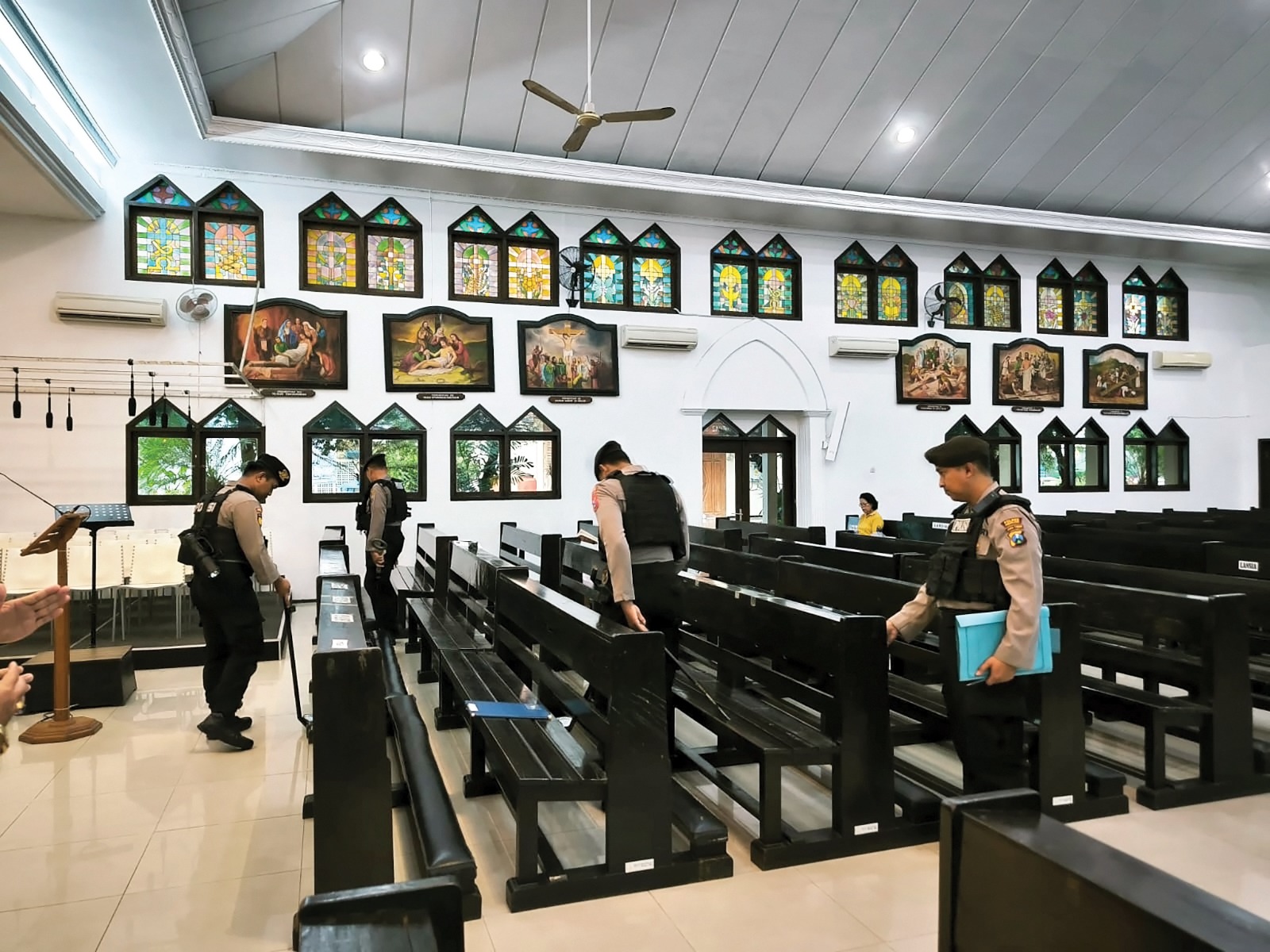 PENGAMAN: Petugas menyisir kondisi Gereja Katolik Santa Paulus Nganjuk kemarin.