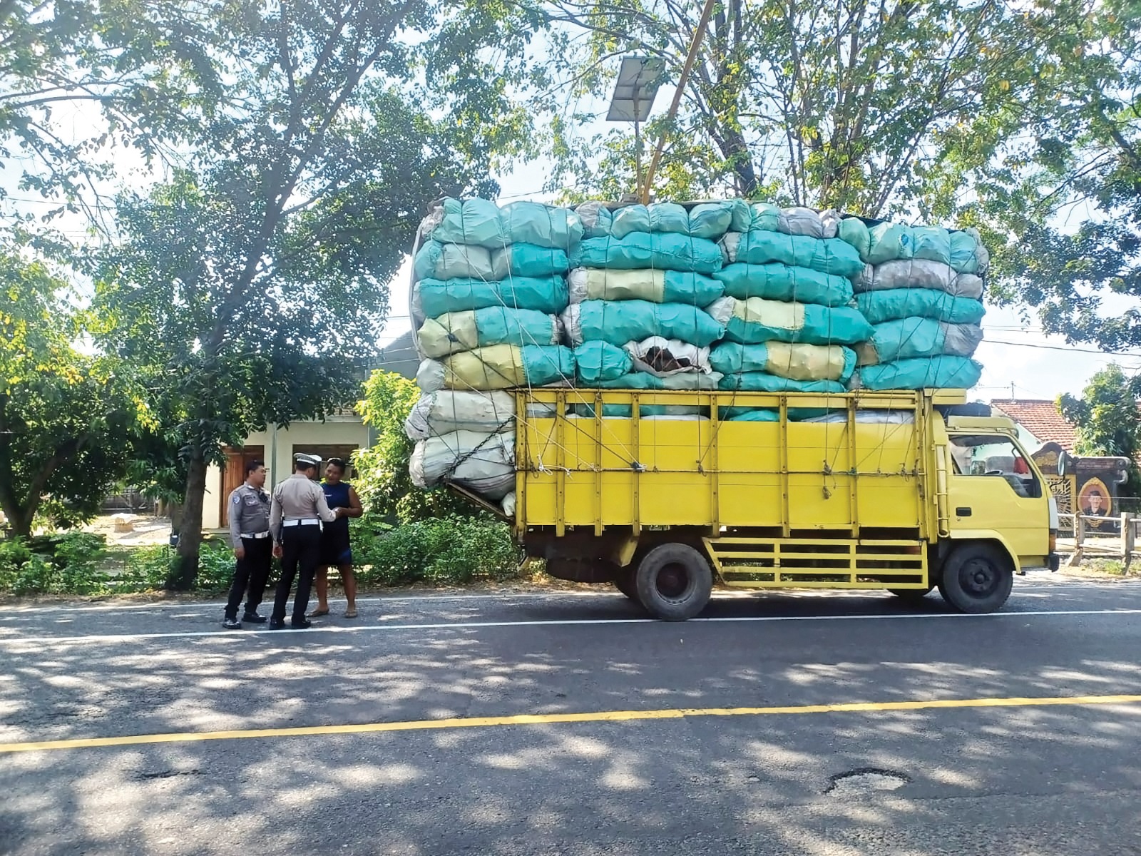 RAZIA ODOL: Petugas Satlantas Porles Nganjuk menilang pengemudi truk ODOL yang mmelintas di Wilangan.