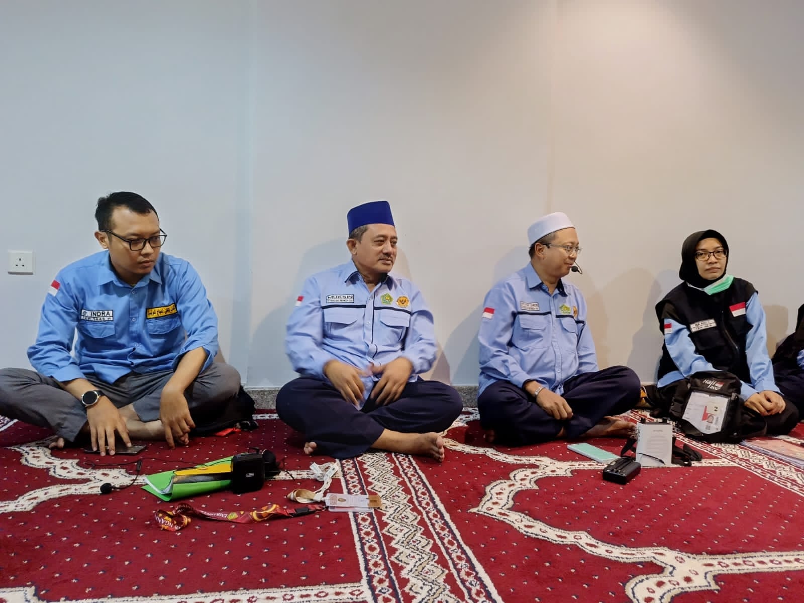 LAYANI JEMAAH DI TANAH SUCI: Muksin (dua dari kiri) menjadi ketua kloter 7 jemaah haji Nganjuk.