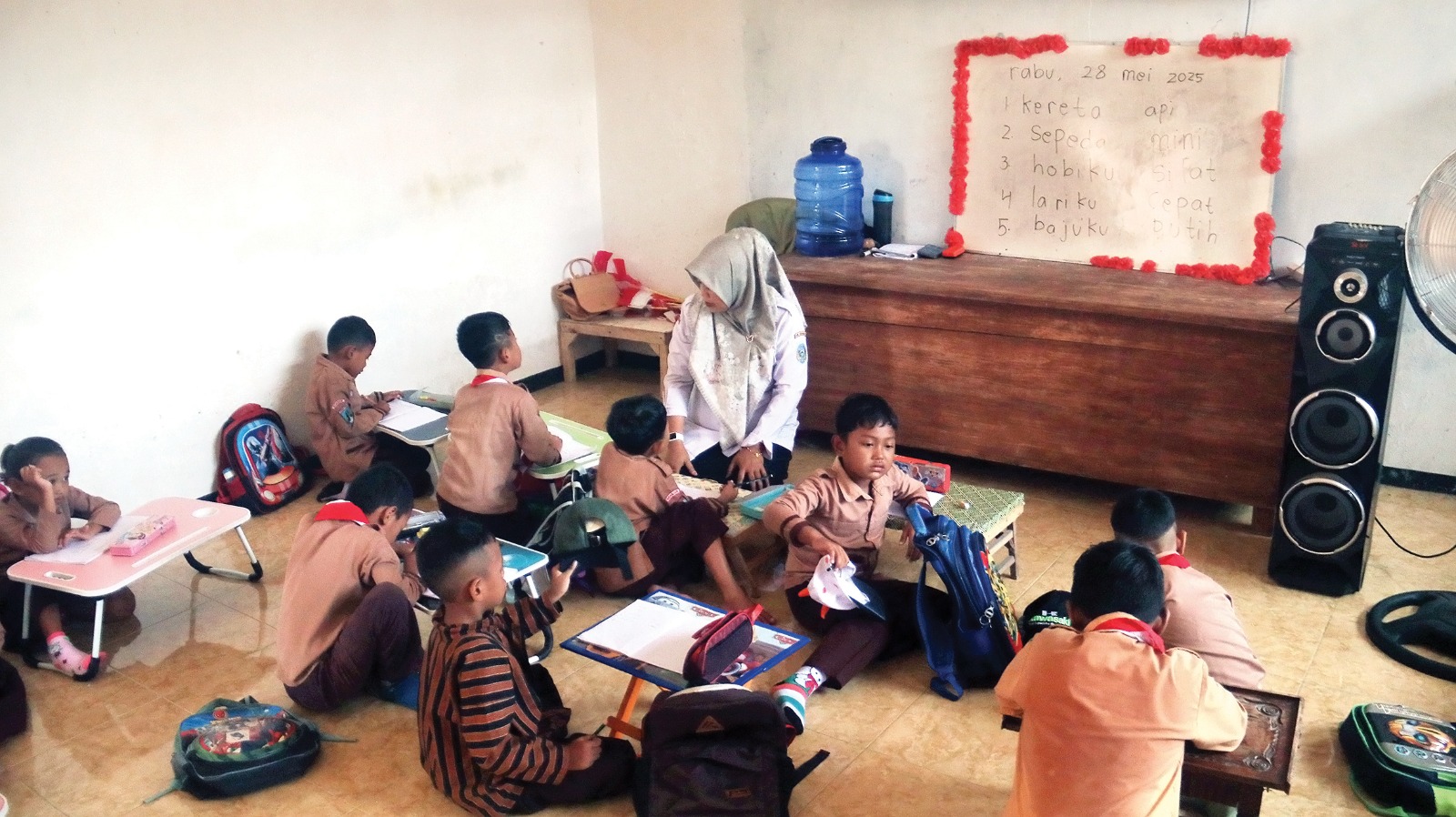 Menunggu Perbaikan: Kegiatan Belajar Mengajar di Balai Desa