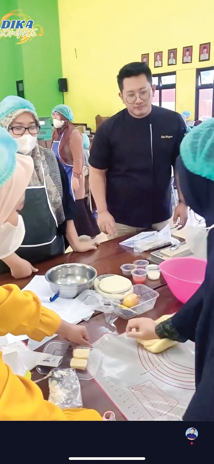 Dika Mengajari Emak- Emak Memasak Menu Kekinian