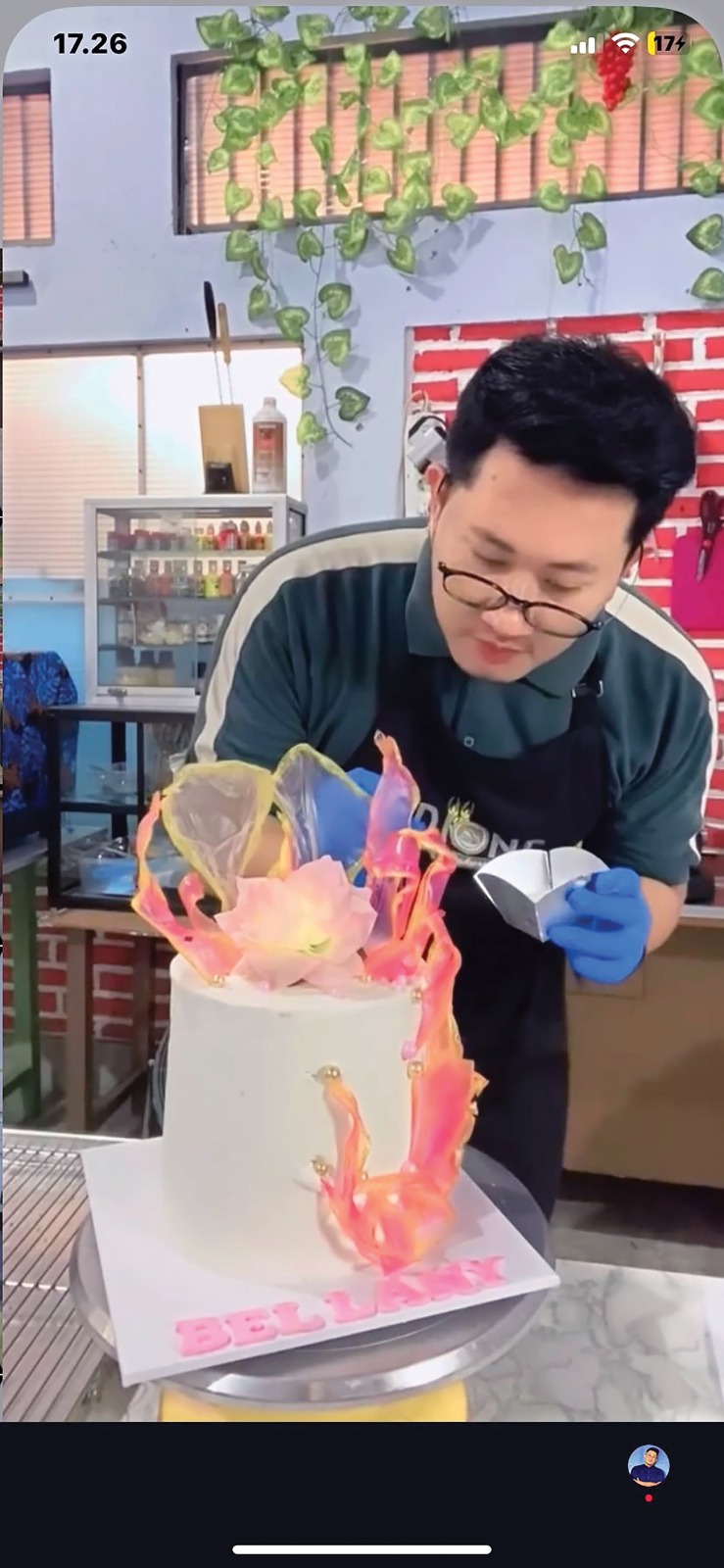Andik Abdul Rohman membuat Kue Ulang Tahun