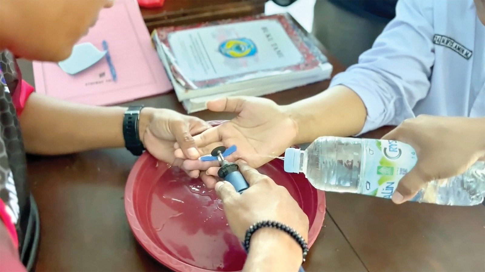 Damkarmat nganjuk membantu melepaskan cincin tersaangkut di jari