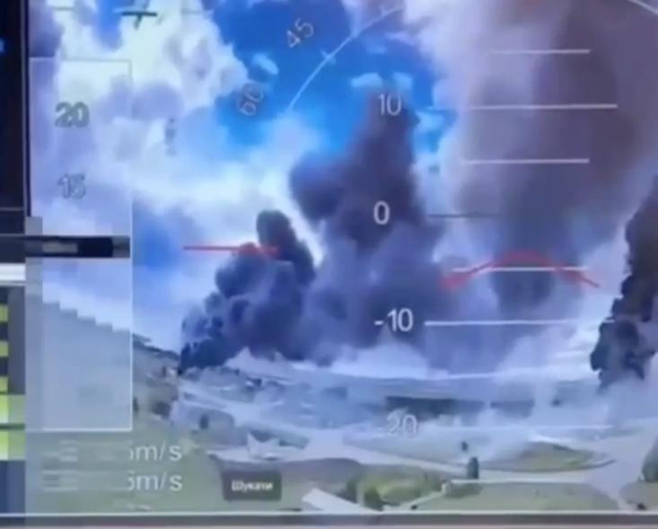 Tangkapan layar dari video drone dari serangan yang dirilis oleh SBU pada tanggal 1 Juni 2025.