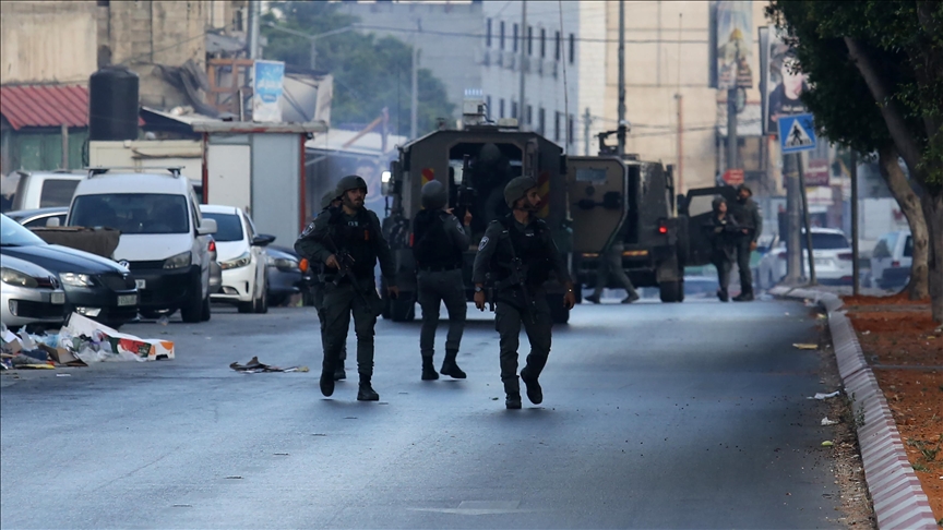 Pasukan Israel sedang berpatroli saat penggerebekan di lingkungan salam di tepi barat Nablus.