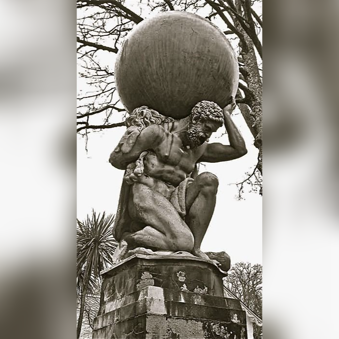 Titan atlas yang dihukum zeus mengangkat langit