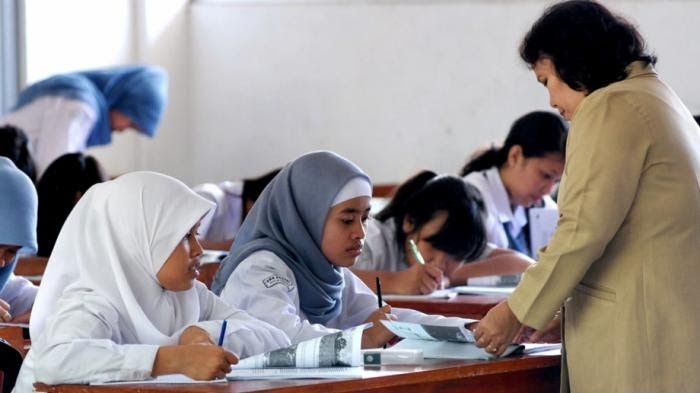 Seorang guru sedang mengajar di kelas. Guru ASN akan menerima tunjangan sertifikasi&nbsp;dari&nbsp;pemerintah