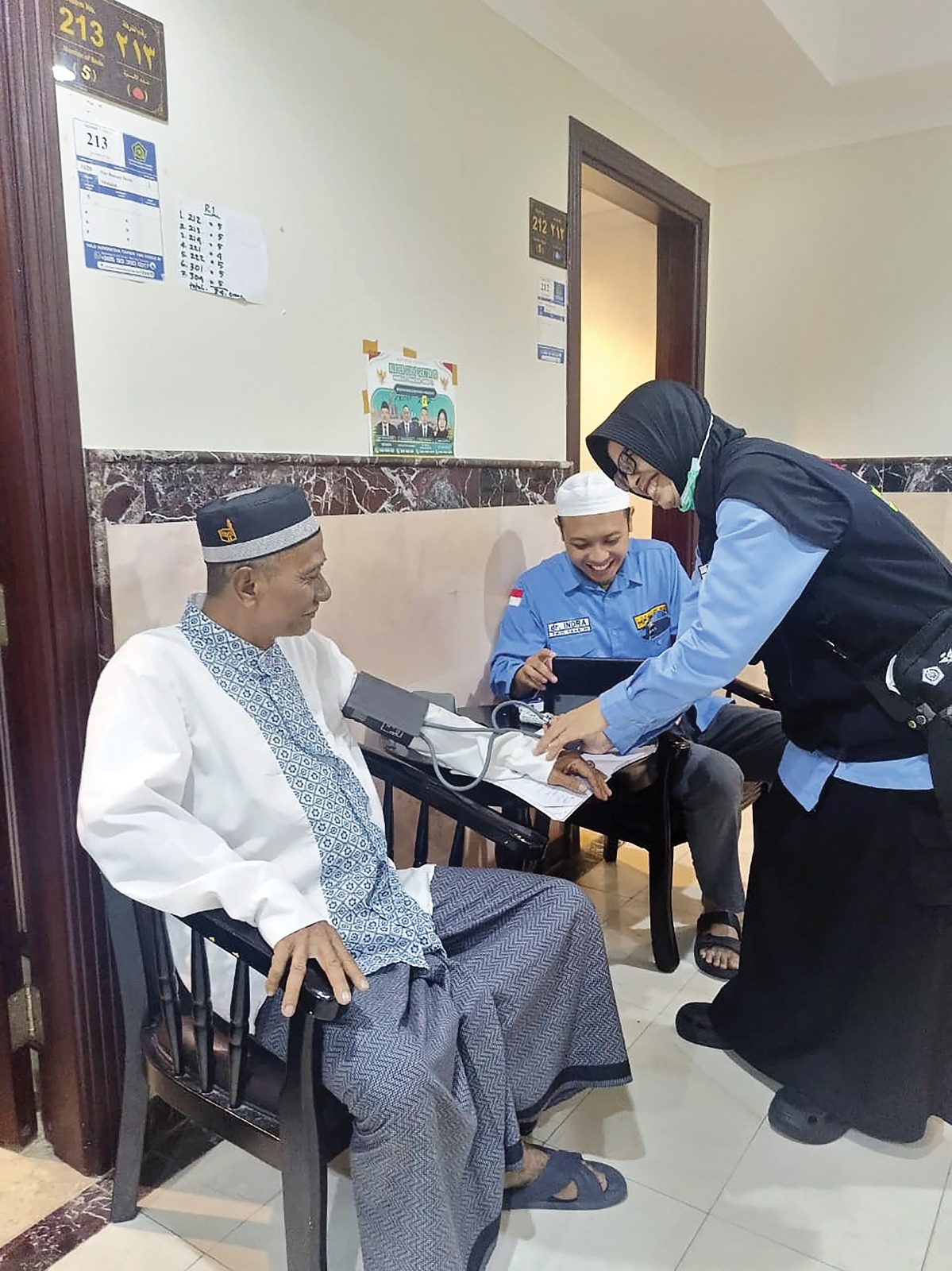 CEK KESEHATAN: Jemaah haji Kabupaten Nganjuk diperiksa tekanan darah sebelum wukuf di Arafah.
