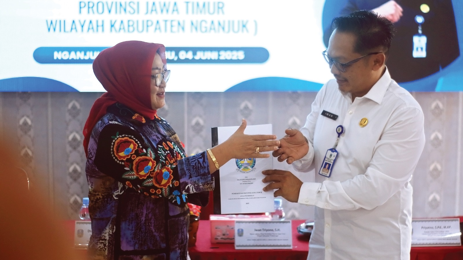 SERTIJAB: Plt. Kepala Cabang Dinas Pendidikan Jatim Wilayah Nganjuk Iwan Triyono bersalaman dengan Evi Dwi Widadjanti yang pensiun pada 1 Juni 2025.