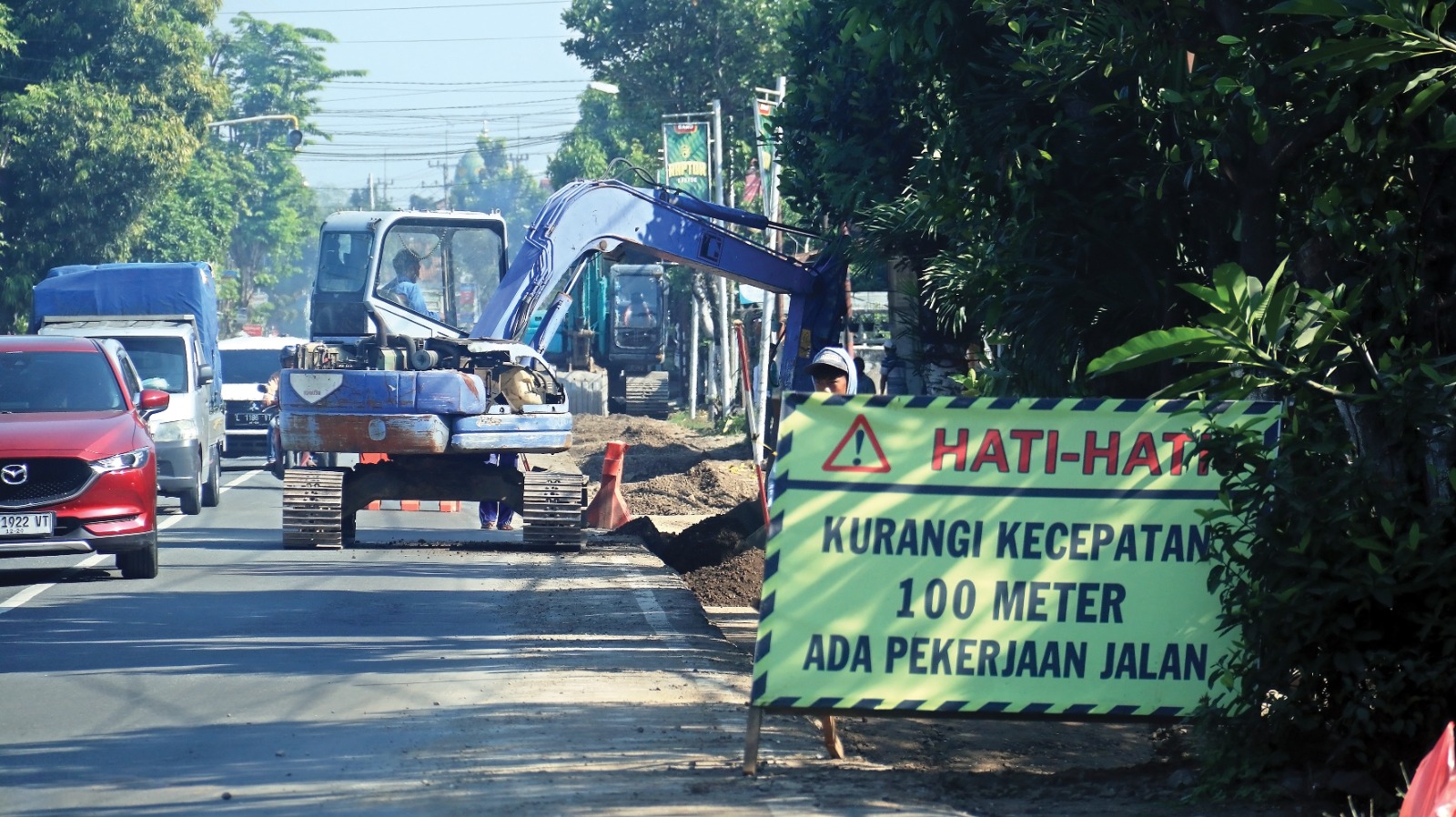 Buka - Tutup: Arus Lalu lintas Jalan Raya Nganjuk- Kediri, Tepatnyadi Kec. Loceret Macet Siang Kemarin.