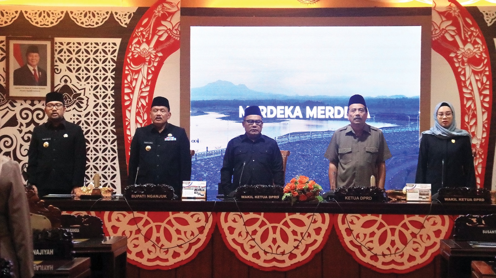 Efisiensi lagi: Bupati Marhaen Djumadi saat menghadiri rapat paripurna di DPRD.