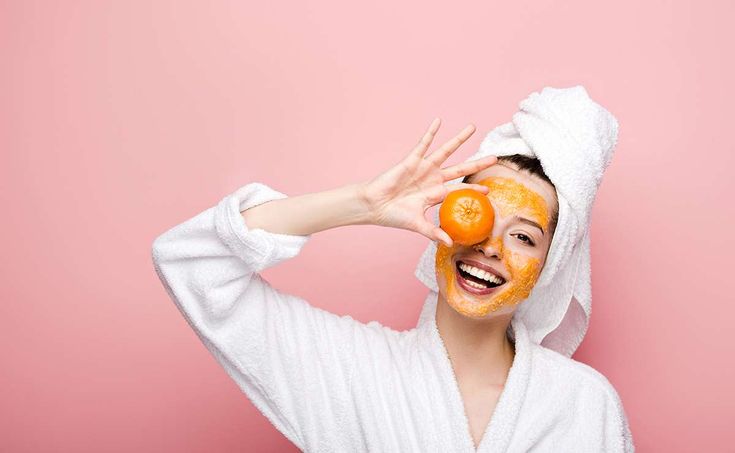 Ilustrasi seorang perempuan sedang menggunakan masker alami.