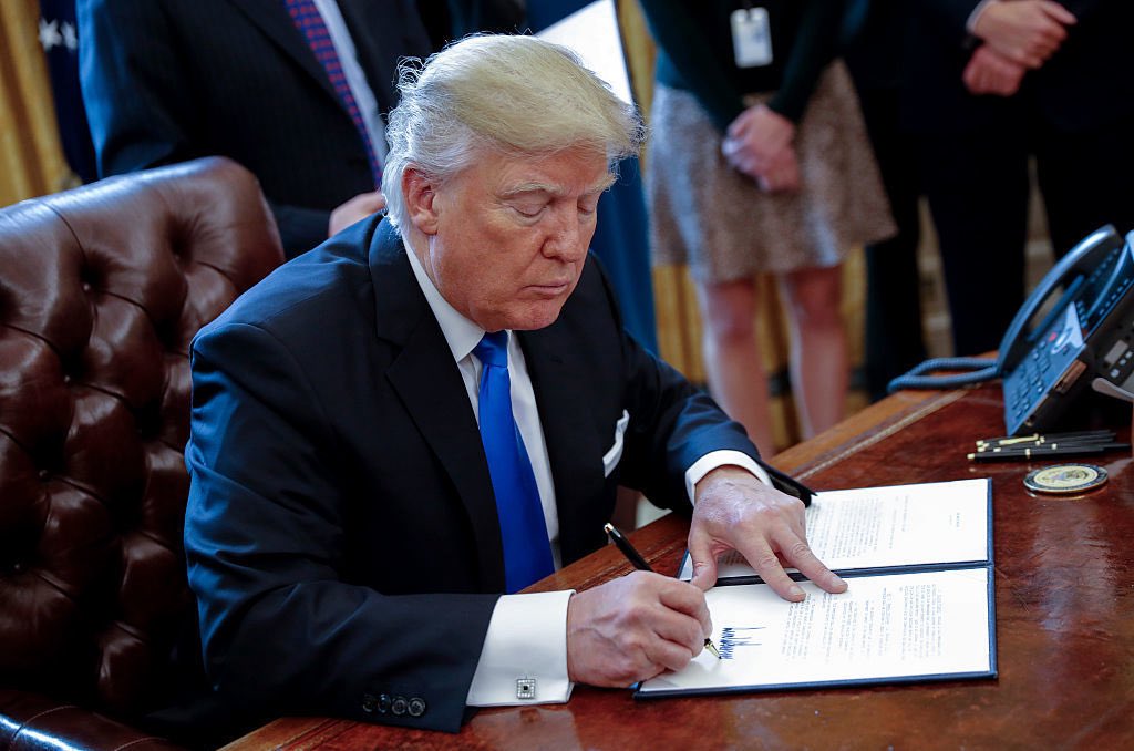 Prsiden Amerika Serikat Donald Trump sedang menandatangani proklamasi.