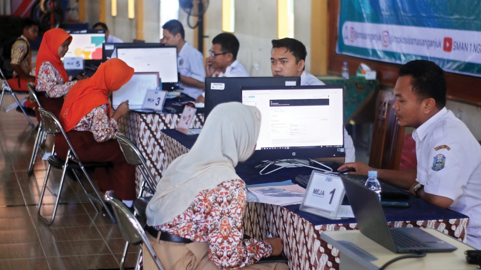 HARUS ANTRE: Calon siswa baru mengambil PIN Sistem Penerimaan Murid Baru (SPMB) SMAN/SMKN di SMAN 1 Nganjuk.