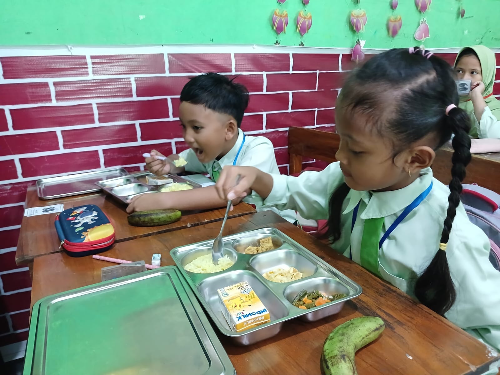 Ratusan siswa di SDN 1 Ganungkidul, Nganjuk mendapat makanan bergizi setiap hari.
