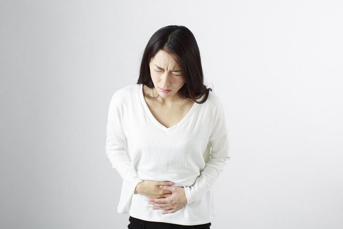 Ilustrasi seorang perempuan yang sedang sakit perut