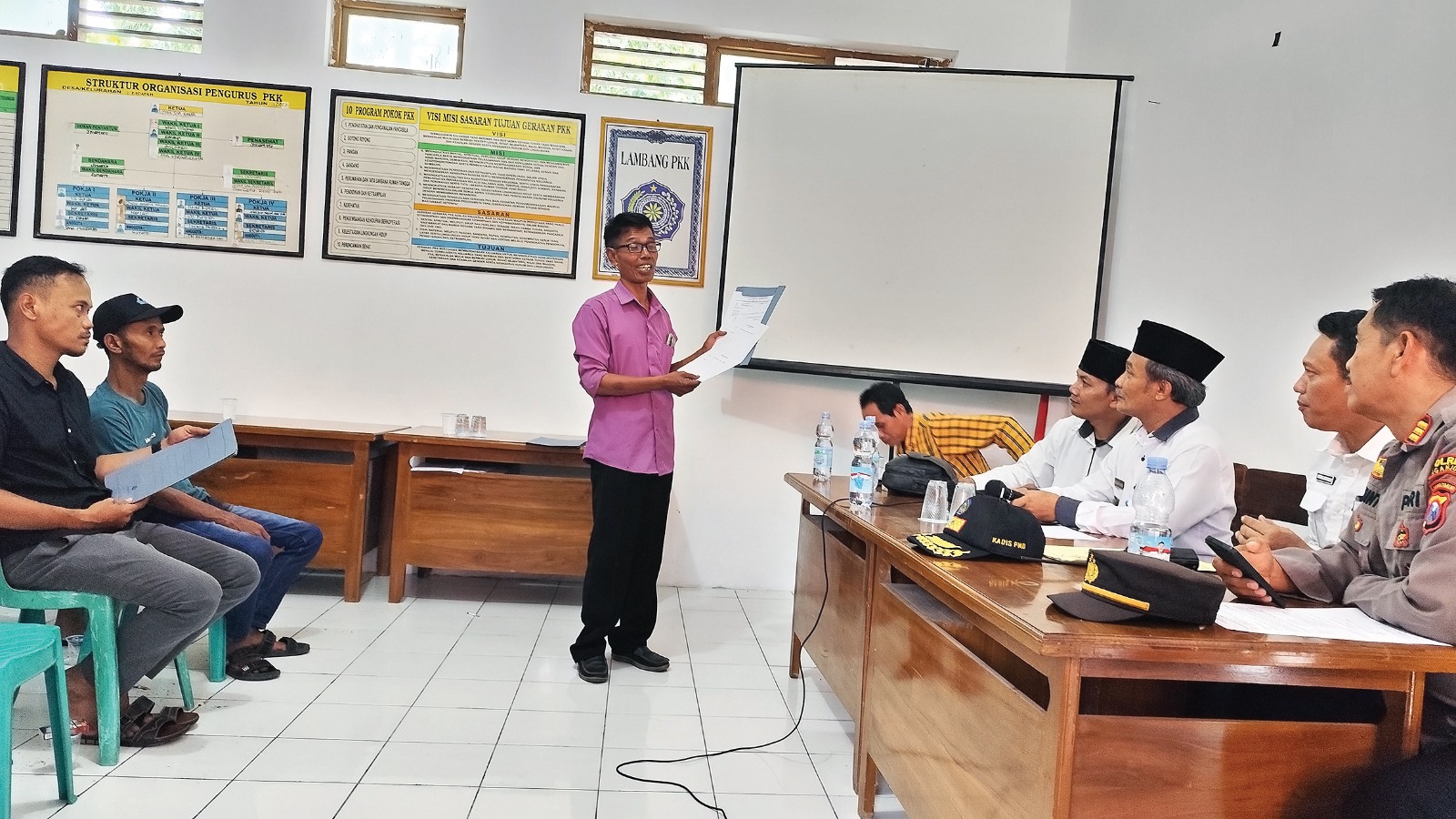 AUDIENSI: Ketua Afilansi Masyarakat Dadapan (AMD) Mariyono mempertamyakan tentang penggunaan dana desa.