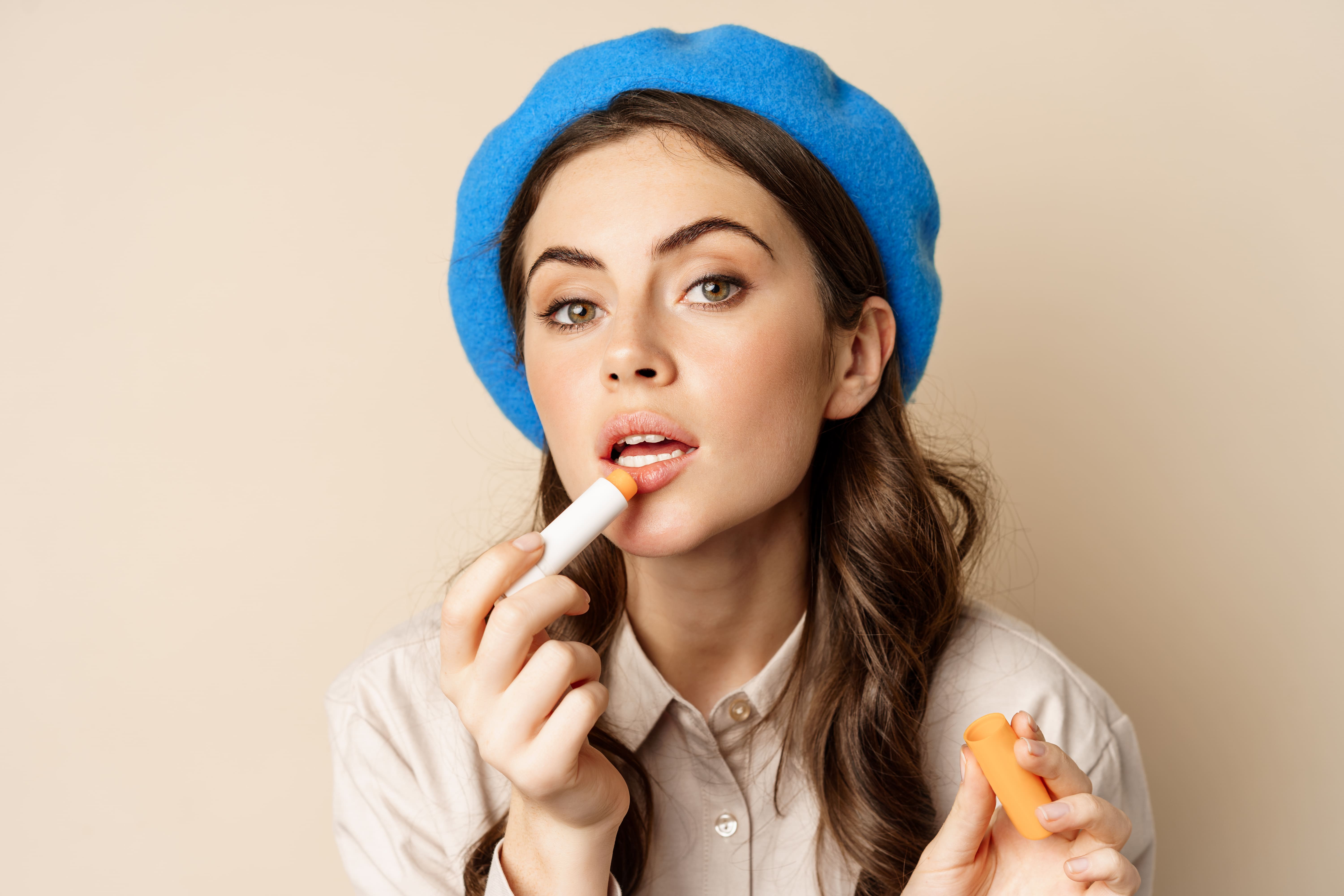 Foto : Ingin warna Lipstikmu sesuai dengan warna outfit? Simak hal berikut.