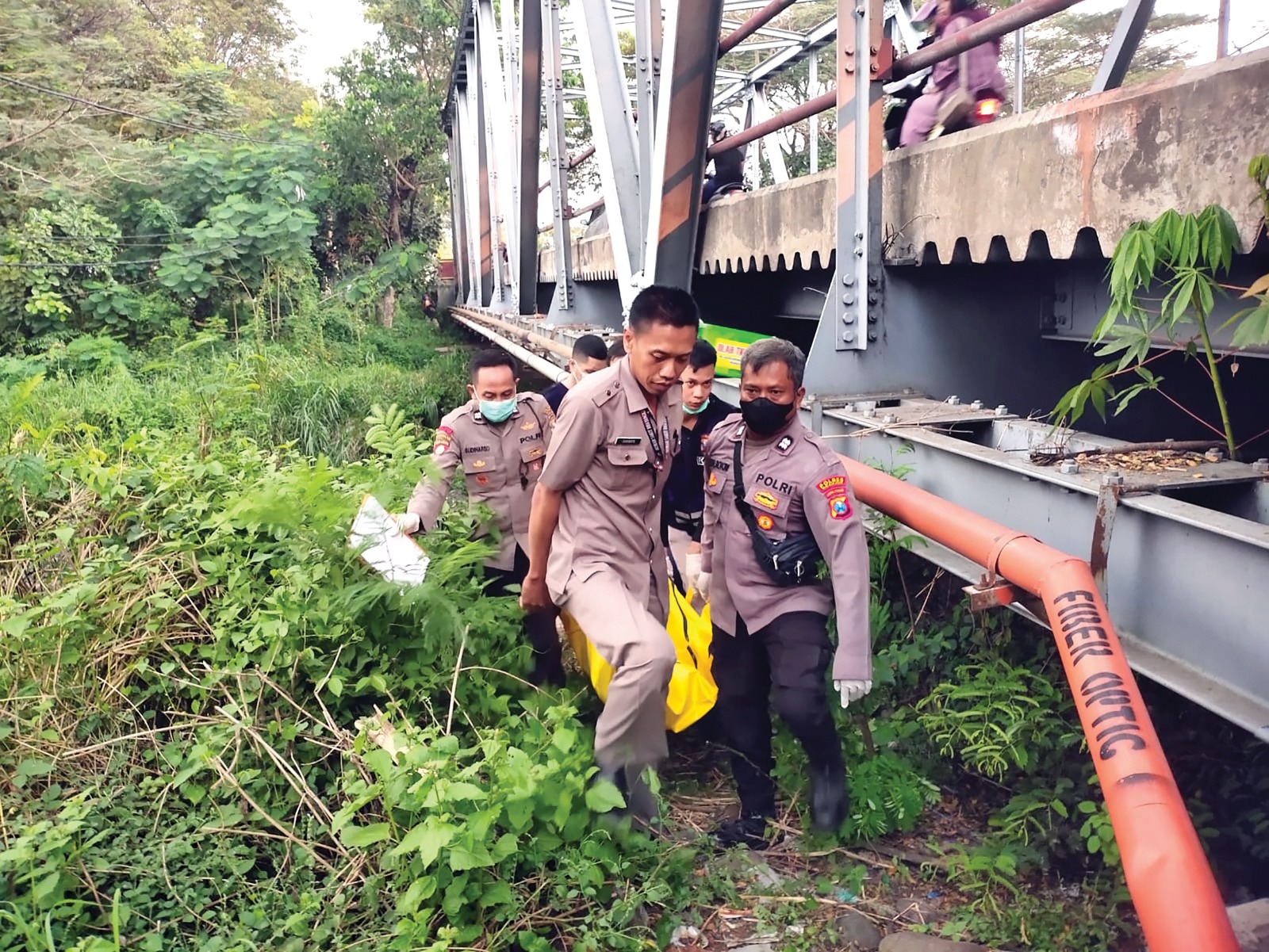 Polres Nganjuk memburu pembunuh Sucipto, 55, warga Kecamatan Panekan, Kabupaten Magetan.