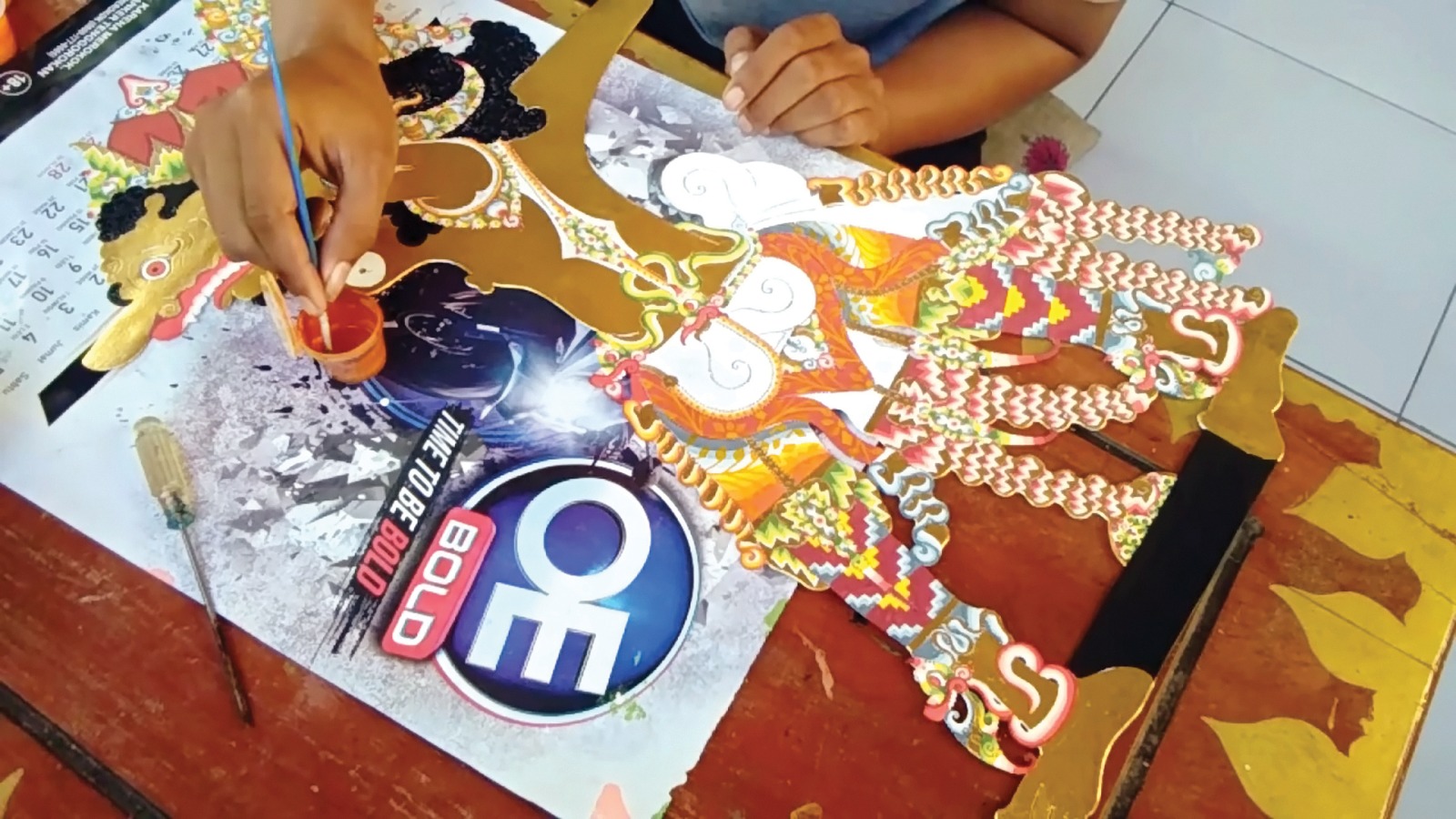 BIKIN SENDIRI: Obi Friendhi Candra membuat wayang sendiri.