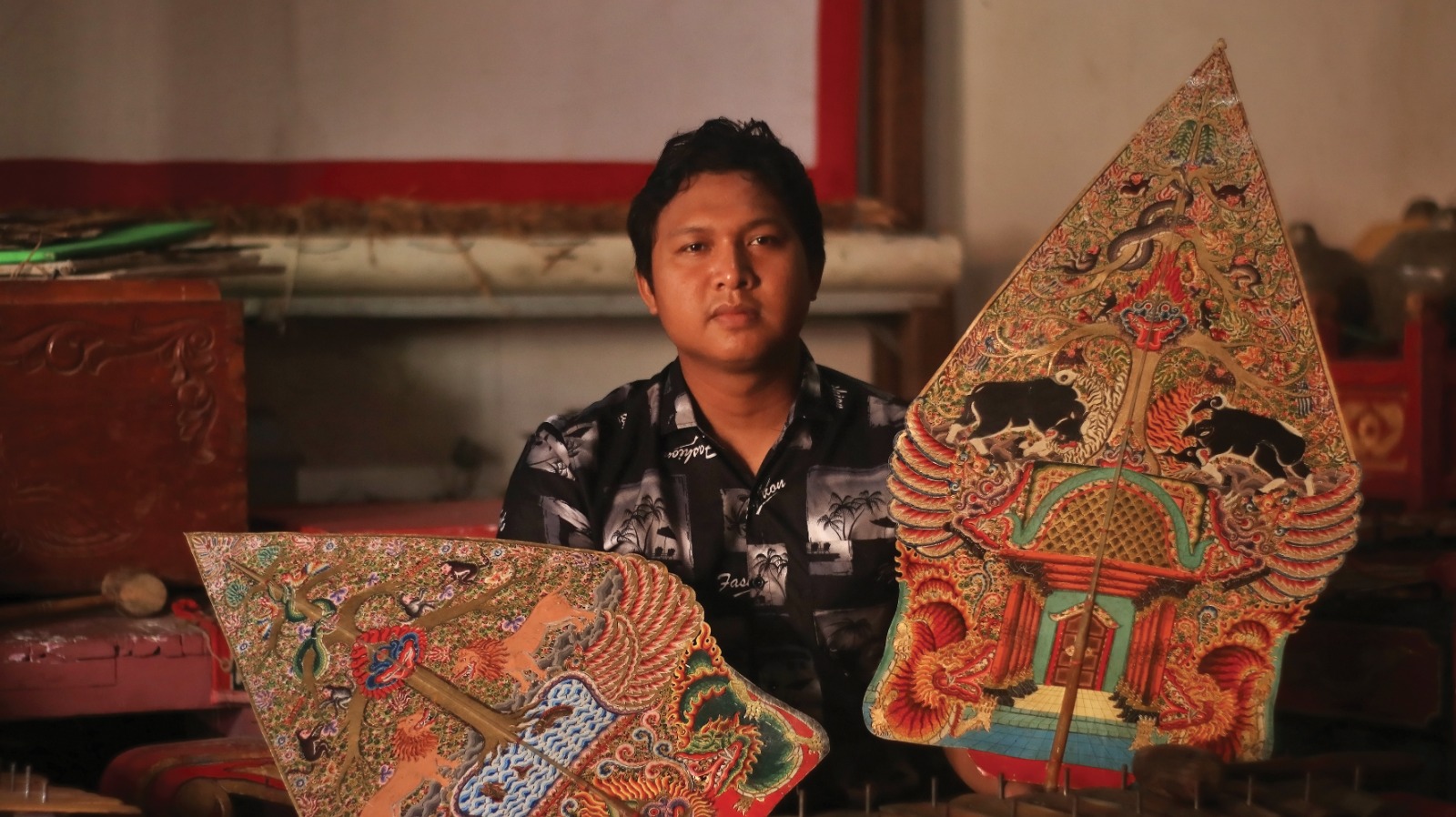 BERBAKAT DI DUNIA SENI: Pemuda Pelopor Nganjuk 2025 Obi Friendhi Candra menunjukkan wayang karyanya.