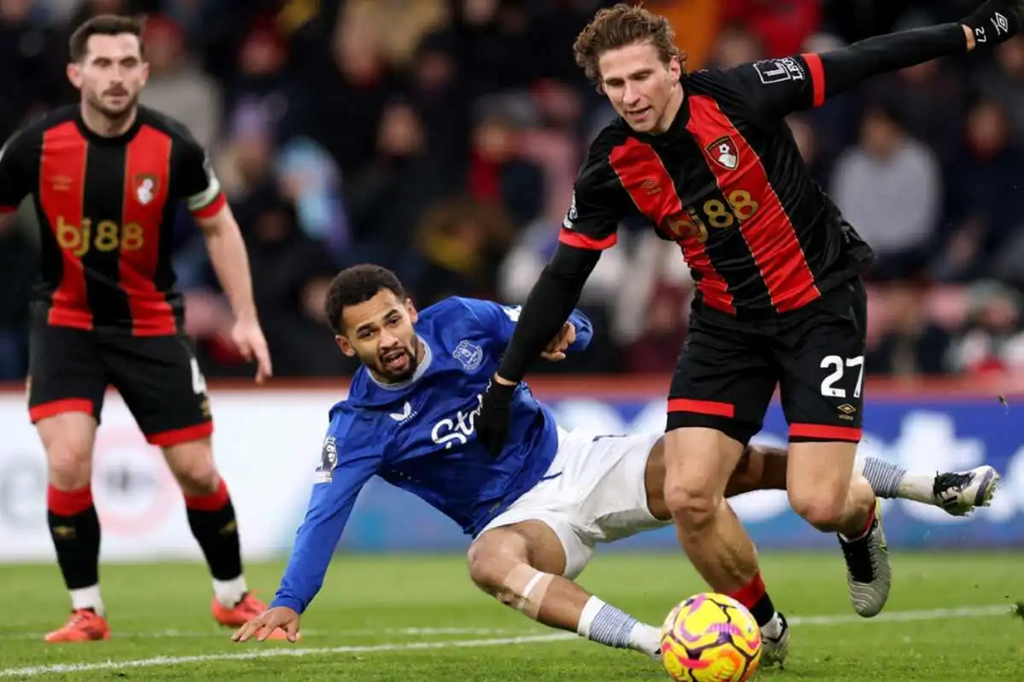 Bek Bournemouth Ilya Zabarnyi jadi tembok tak tergoyahkan saat hadapi Everton ????