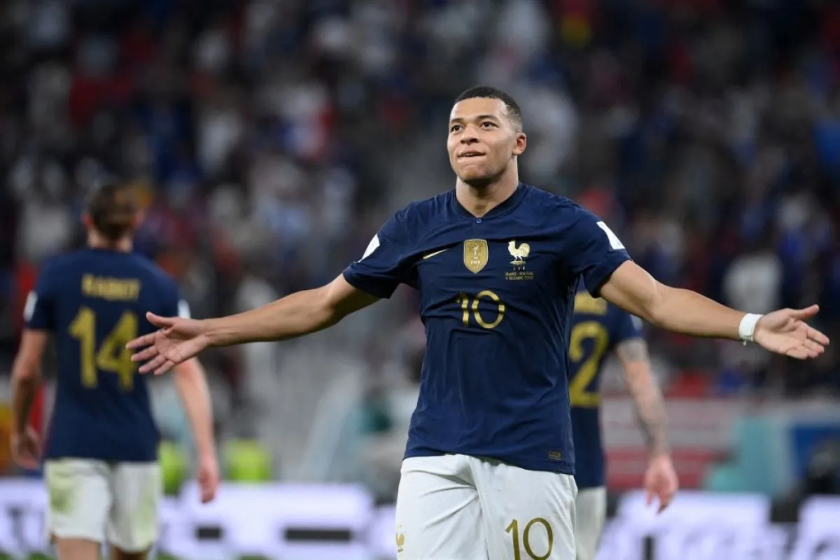 Penyerang Prancis Kylian Mbappe merayakan gol dalam pertandingan 16 besar Piala Dunia 2022 antara Prancis dan Polandia diu Stadion Al-Thumama di Doha pada 4 Desember 2022.