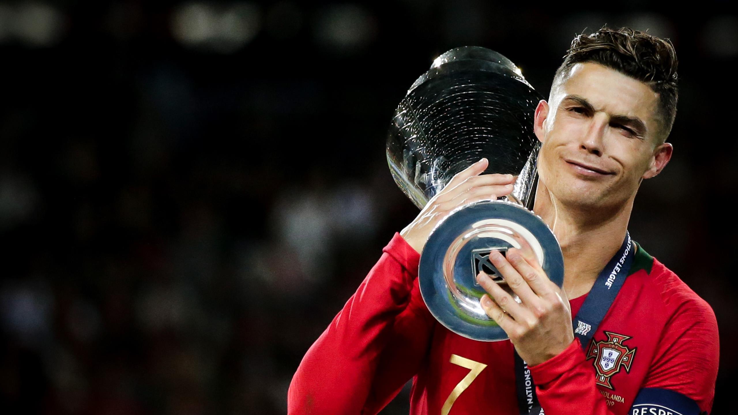 Cristiano Ronaldo memegang Trophy UEFA Nation League 2025 setelah portugal menang melawan Spanyol dalam drama adu pinalti.