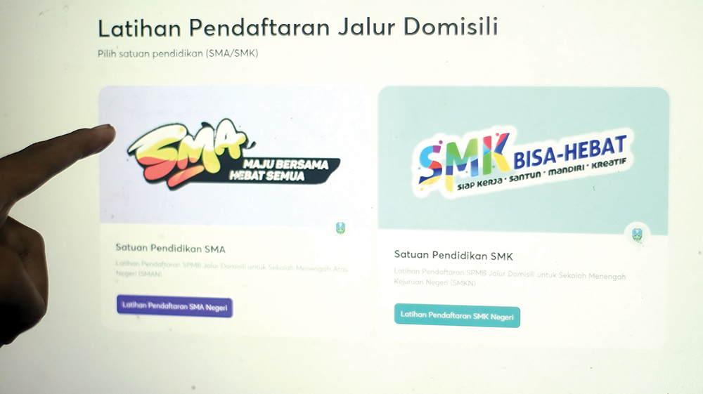 LATIHAN PENDAFTARAN: Calon siswa baru SMAN dan SMKN bisa berlatih mendaftar kemarin. Pengambilan PIN masih dilayani.