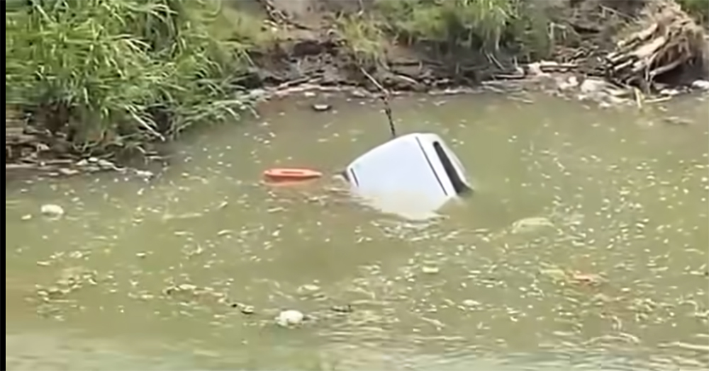 Mobil Dean saat diangkat dari sungai