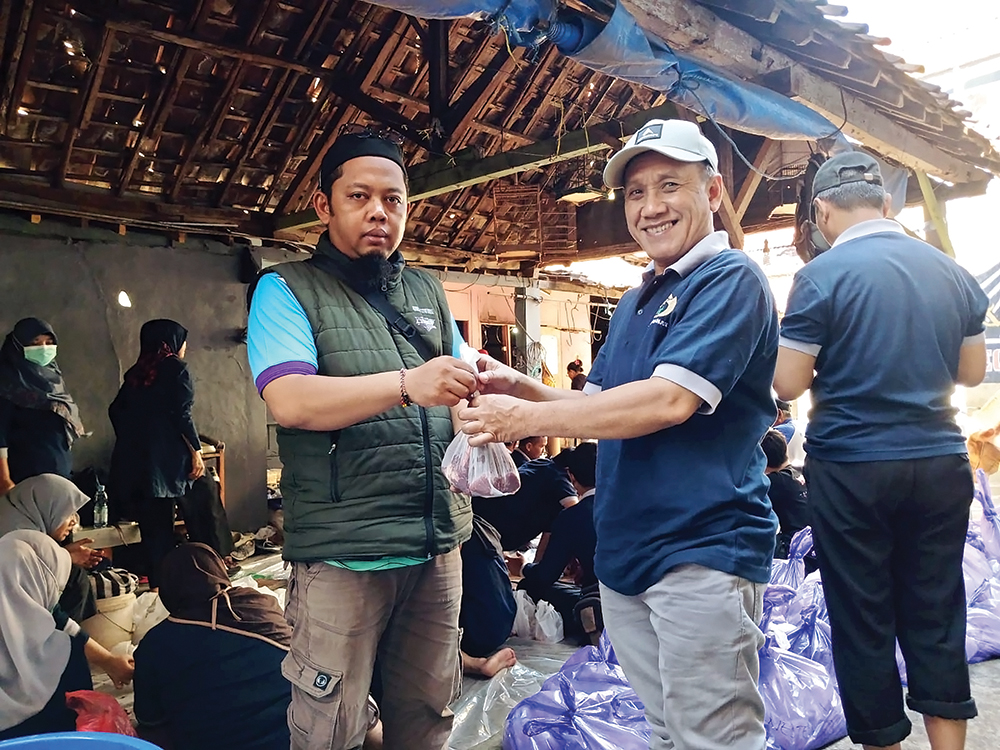 BERBAGI: Pegawai RSD Nganjuk melaksanakan salat Idul Adha. Mereka kurban 4 ekor sapi dan 8 ekor kambing di Hari Raya Idul Adha 1446 Hijriah.