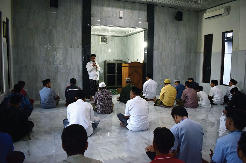 BERBAGI: Pegawai RSD Nganjuk melaksanakan salat Idul Adha. Mereka kurban 4 ekor sapi dan 8 ekor kambing di Hari Raya Idul Adha 1446 Hijriah.