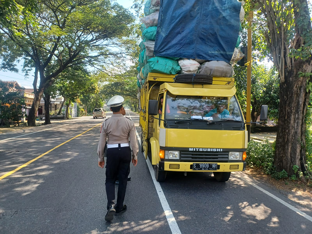 polisi tilang truk ODOL