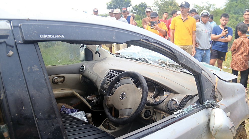 KUNCI STARTER OFF?: Mobil Nissan Grand Livina yang dikemudikan Dean&nbsp;Aulia Diah Ulhaq saat diderek dari sungai di Kecamatan Bagor rusak parah (2/5). Keluarga anggap laka