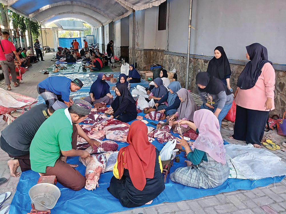 BERBAGI DENGAN SESAMA: Daging kurban dibagikan ke masyarakat.