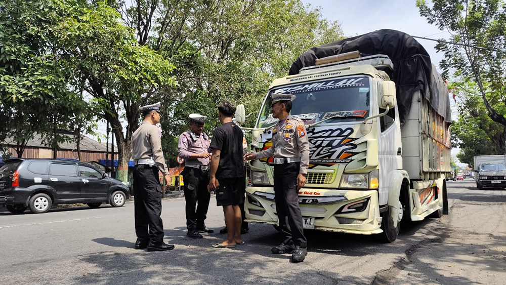 BERBAHAYA: Petugas Satlantas Polres Nganjuk melakukan razia kendaraan ODOL di Jalan Pangsud kemarin.