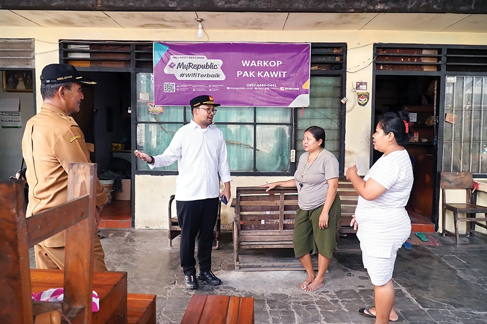 SIDAK: Wakil Bupati Trihandy Cahyo Saputro ngobrol dengan penghuni kios di Pujahito. Pemkab Nganjuk berencana tawarkan pengelolaan Pujahiro ke pihak ketiga.