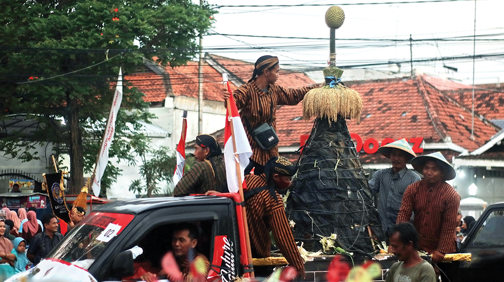 SEMARAK: Sebanyak 20 gunungan yang diarak saat Boyong Natapraja 2025 ludes direbut penonton sebelum mencapai garis finis kemarin.