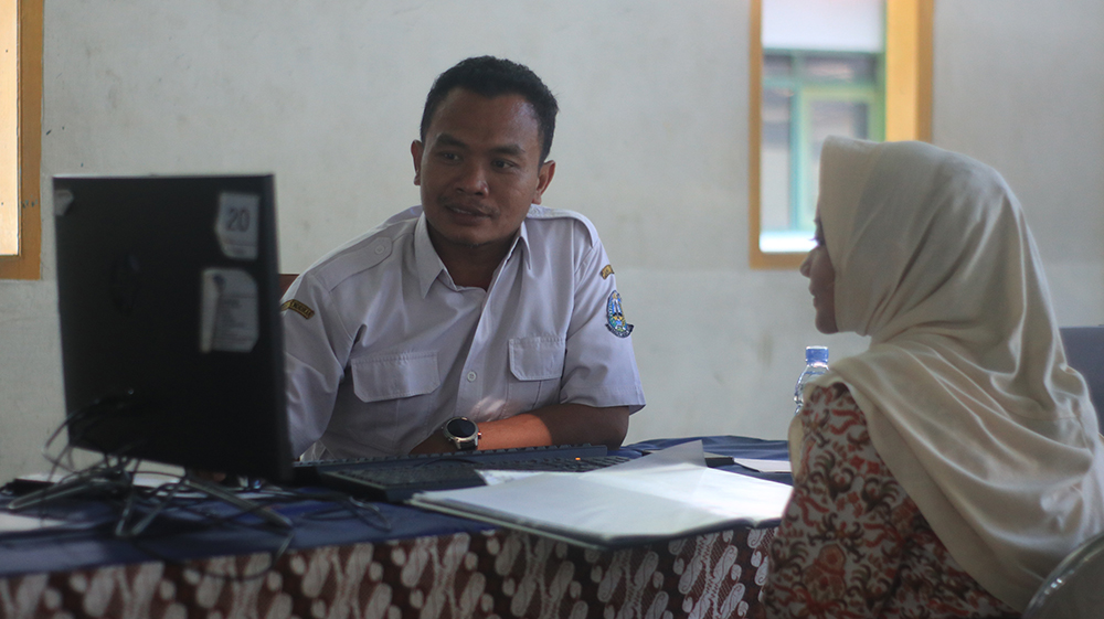 calon siswa baru saat mengambil PIN