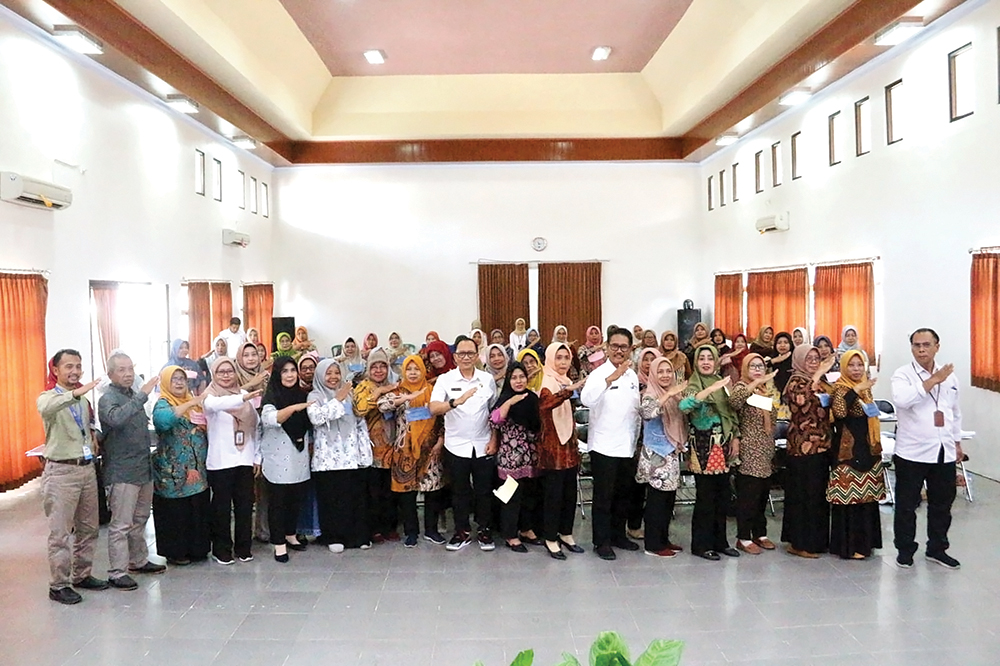 NGANJUK MELESAT: Sekda Nur Solekan dan Kepala DInkop UM Cuk Widiyanto foto bersama peserta pelatihan.