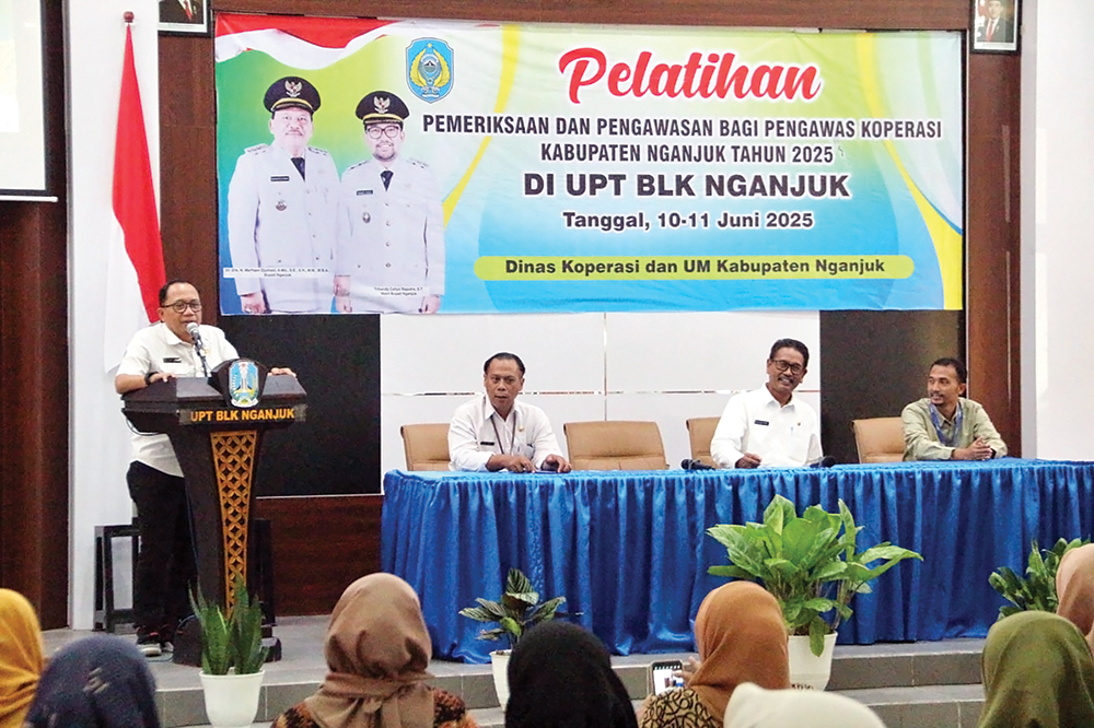 PEMBUKAAN: Sekda Nur Solekan memberi sambutan saat pelatihan yang digelar dinkop UM.